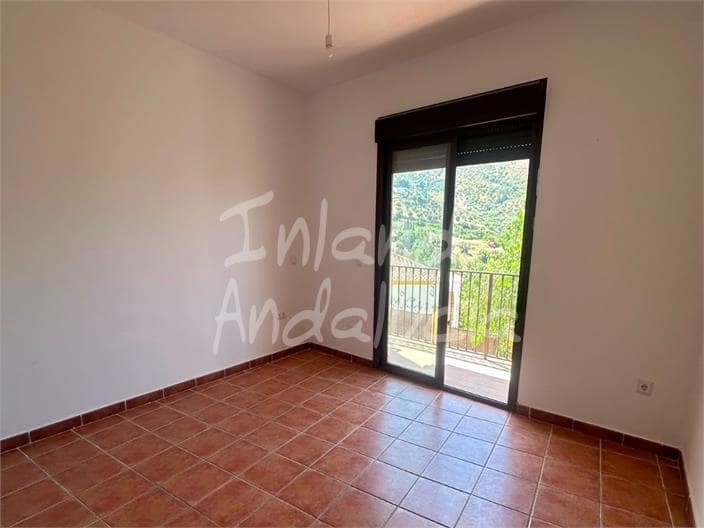 3 bedroom Apartment for sale in Alcaucin with pool - € 140,000 (Ref: 10012727)
