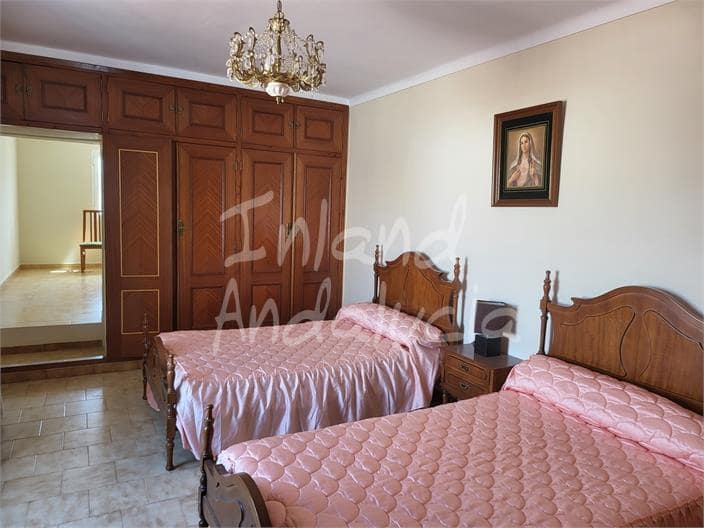 5 bedroom Townhouse for sale in Mollina with garage - € 275,000 (Ref: 10049899)