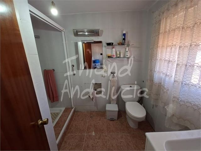 Chalet de 3 habitaciones en Alcaucín en venta con piscina garaje - 250.000 € (Ref: 10063667)