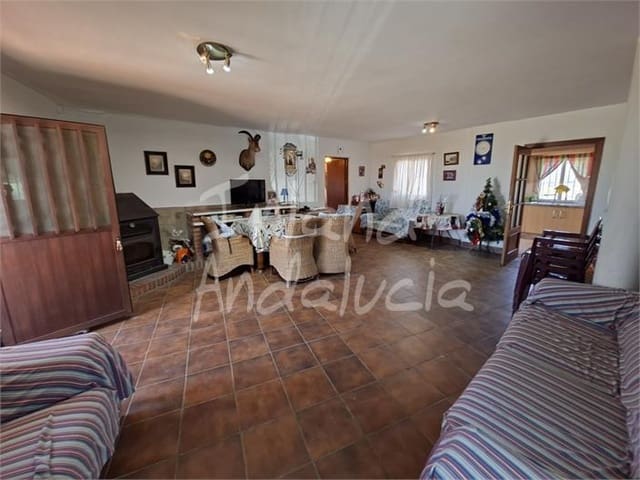 Chalet de 3 habitaciones en Alcaucín en venta con piscina garaje - 250.000 € (Ref: 10063667)