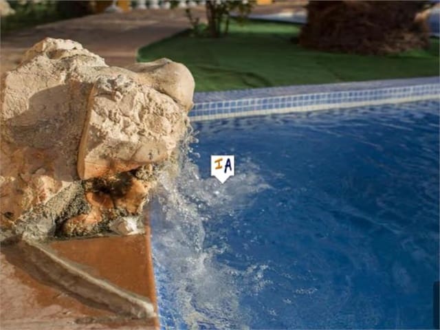 15 camera da letto Commerciale in vendita in Luque con piscina garage - 740.000 € (Rif: 10094064)
