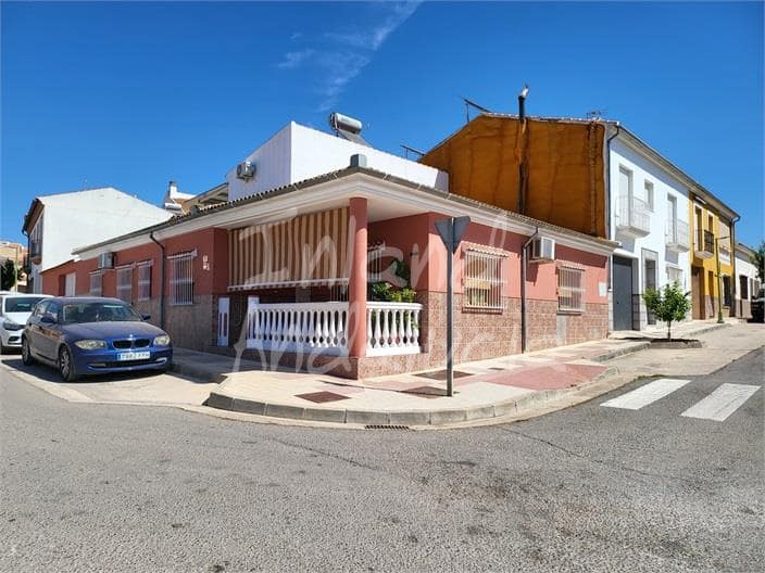 4 soverom Villa til salgs i Villanueva de Algaidas med svømmebasseng garasje - € 275 000 (Ref: 10110430)