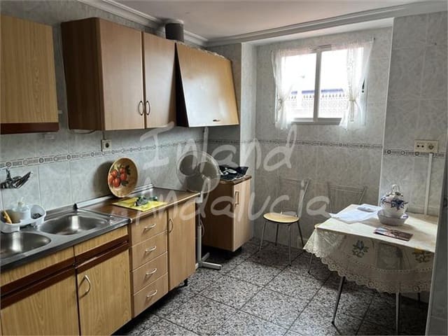 5 soveværelse Byhus til salg i Castillo de Locubín med garage - € 58.000 (Ref: 10165960)
