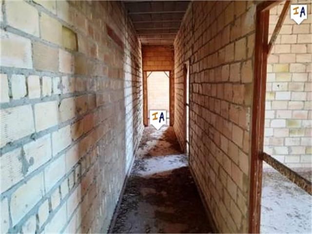 5 bedroom Commercial for sale in Lucena with garage - € 120,000 (Ref: 4838689)