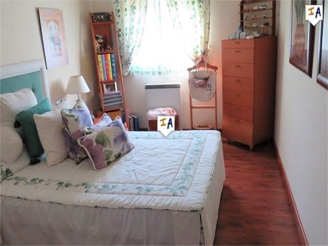 3 bedroom Villa for sale in Jaén city with pool garage - € 360,000 (Ref: 5034032)