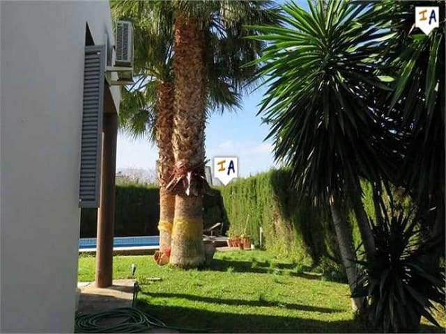 3 bedroom Villa for sale in Jaén city with pool garage - € 360,000 (Ref: 5034032)