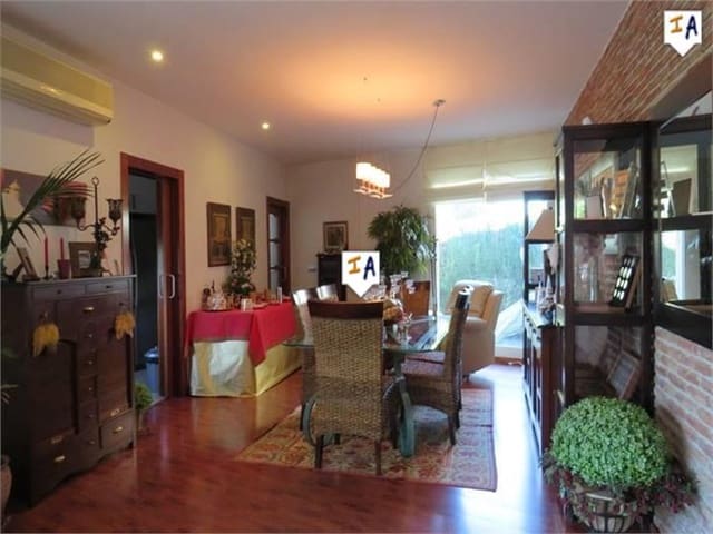 3 bedroom Villa for sale in Jaén city with pool garage - € 360,000 (Ref: 5034032)