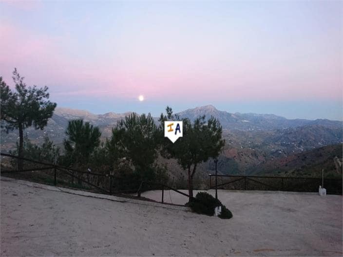 6 bedroom Finca/Country House for sale in Colmenar with pool garage - € 429,900 (Ref: 5475499)