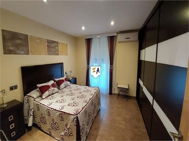 Casa de 6 habitaciones en Castillo de Locubín en venta - 86.000 € (Ref: 7316163)