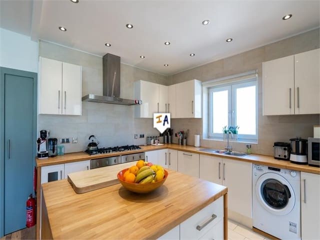 6 slaapkamer Villa te koop in Iznájar met zwembad garage - € 845.000 (Ref: 7558320)