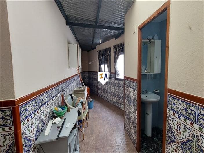 4 bedroom Townhouse for sale in Castillo de Locubin with garage - € 60,000 (Ref: 7873492)