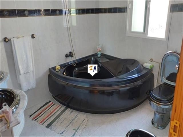 4 soveværelse Villa til salg i Loja med swimmingpool - € 294.000 (Ref: 8141763)