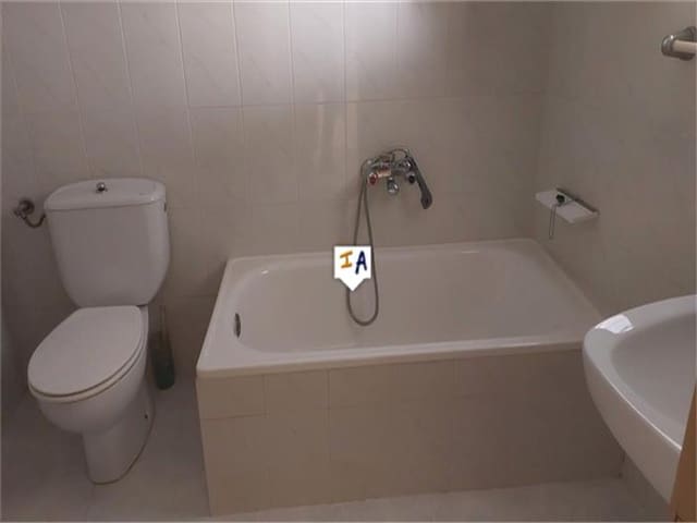 5 makuuhuone Omakotitalo myytävänä paikassa Castillo de Locubín - 45 000 € (Ref: 8322253)