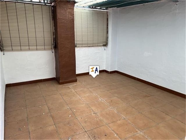 4 slaapkamer Huis te koop in Castillo de Locubín met garage - € 49.900 (Ref: 8419121)