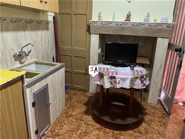 4 slaapkamer Huis te koop in Castillo de Locubín met garage - € 49.900 (Ref: 8419121)