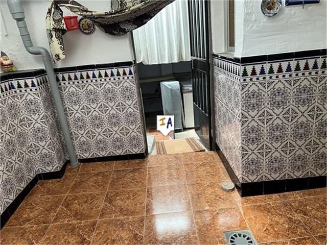 4 slaapkamer Huis te koop in Castillo de Locubín met garage - € 49.900 (Ref: 8419121)