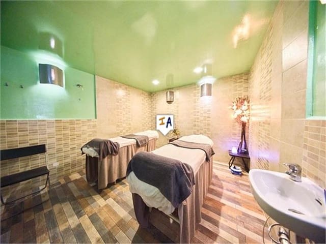 Commercial for sale in Centro - Sagrario, Granada city - € 585,000 (Ref: 8420958)