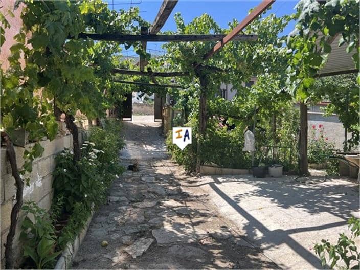 3 slaapkamer Finca/Landhuis te koop in Castillo de Locubin met garage - € 150.000 (Ref: 8422788)