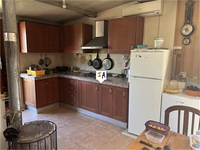 3 slaapkamer Finca/Landhuis te koop in Castillo de Locubín met garage - € 150.000 (Ref: 8422788)