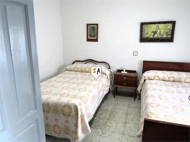 4 slaapkamer Huis te koop in Martos - € 75.000 (Ref: 8601138)