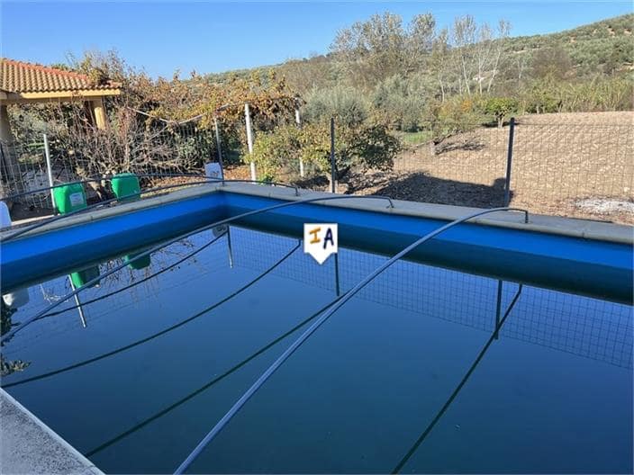 2 soveværelse Finca/Landehus til salg i Castillo de Locubin med swimmingpool - € 92.000 (Ref: 8675450)