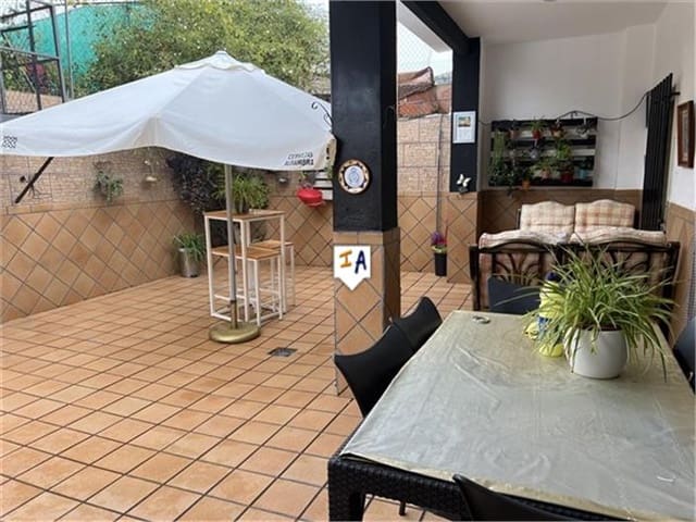 5 soverom Hus til salgs i Castillo de Locubín med svømmebasseng garasje - € 170 000 (Ref: 8683753)