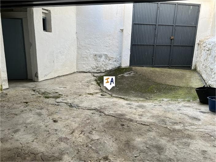 5 slaapkamer Huis te koop in Castillo de Locubin met garage - € 55.000 (Ref: 8838099)