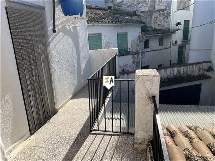 5 slaapkamer Huis te koop in Castillo de Locubin met garage - € 55.000 (Ref: 8838099)