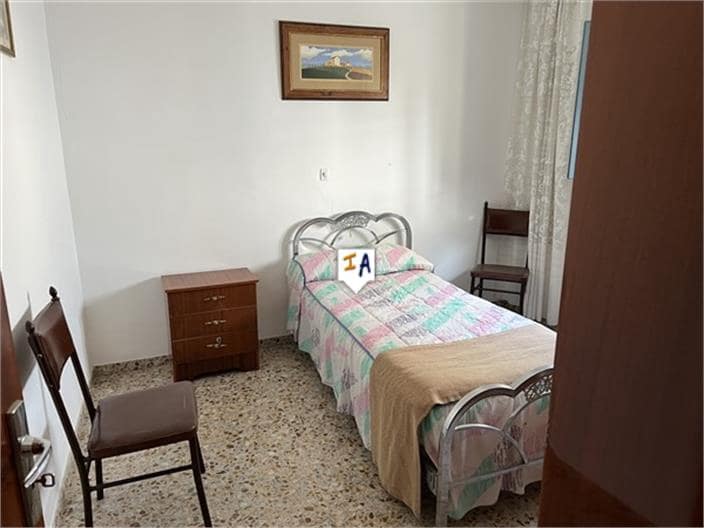 5 slaapkamer Huis te koop in Castillo de Locubin met garage - € 55.000 (Ref: 8838099)