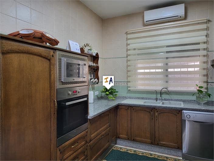 3 soverom Villa til salgs i Iznajar med svømmebasseng garasje - € 275 000 (Ref: 8951268)