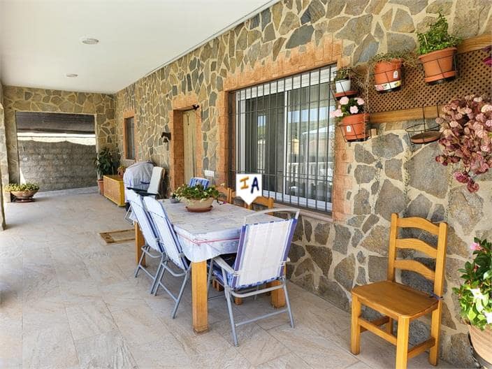 3 soverom Villa til salgs i Iznajar med svømmebasseng garasje - € 275 000 (Ref: 8951268)