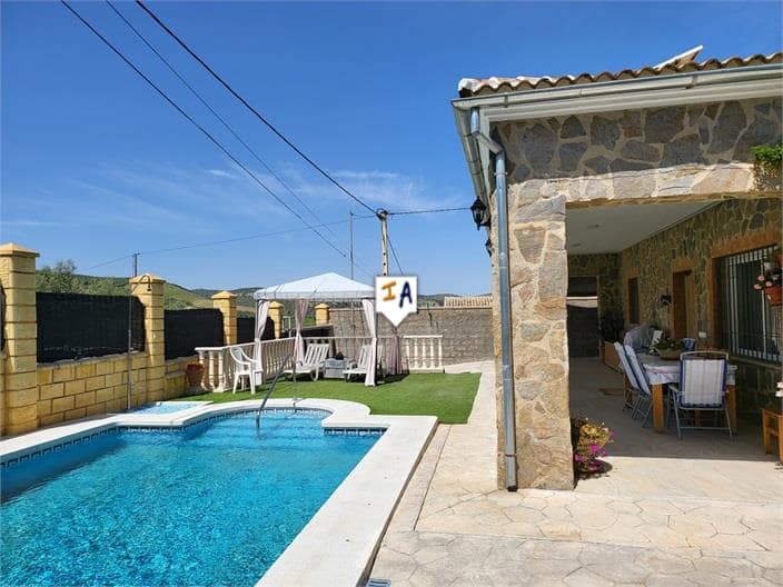 3 soverom Villa til salgs i Iznajar med svømmebasseng garasje - € 275 000 (Ref: 8951268)