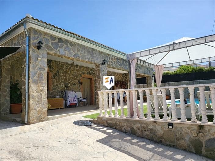 3 soverom Villa til salgs i Iznajar med svømmebasseng garasje - € 275 000 (Ref: 8951268)