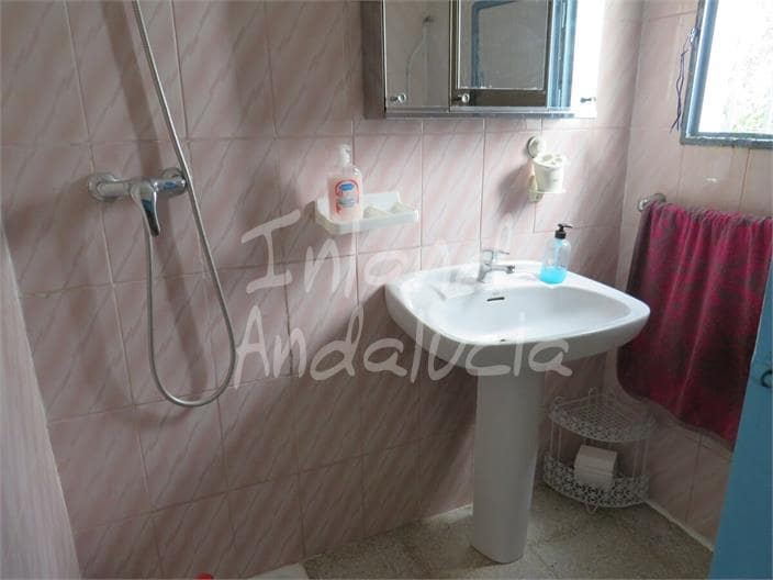 5 soveværelse Finca/Landehus til salg i Castillo de Locubin med swimmingpool garage - € 140.000 (Ref: 9036250)