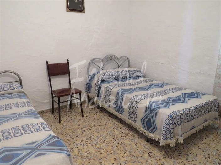 5 soveværelse Finca/Landehus til salg i Castillo de Locubin med swimmingpool garage - € 140.000 (Ref: 9036250)