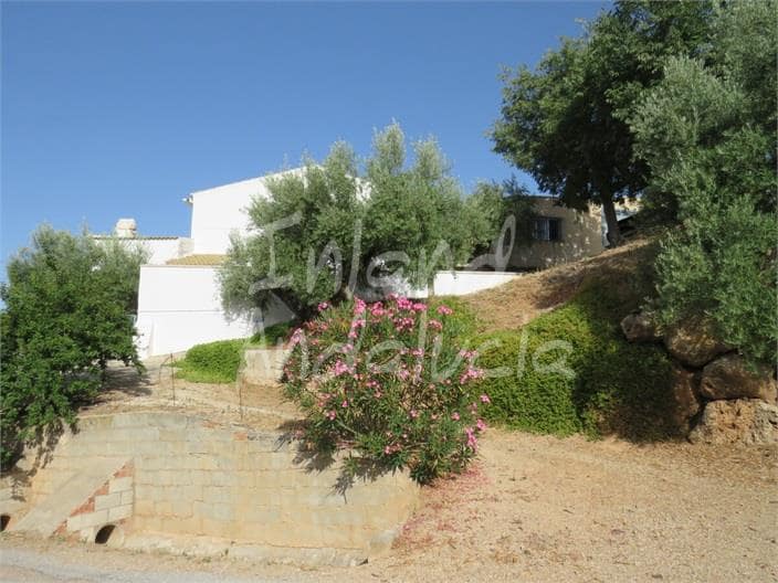 5 soveværelse Finca/Landehus til salg i Castillo de Locubin med swimmingpool garage - € 140.000 (Ref: 9036250)