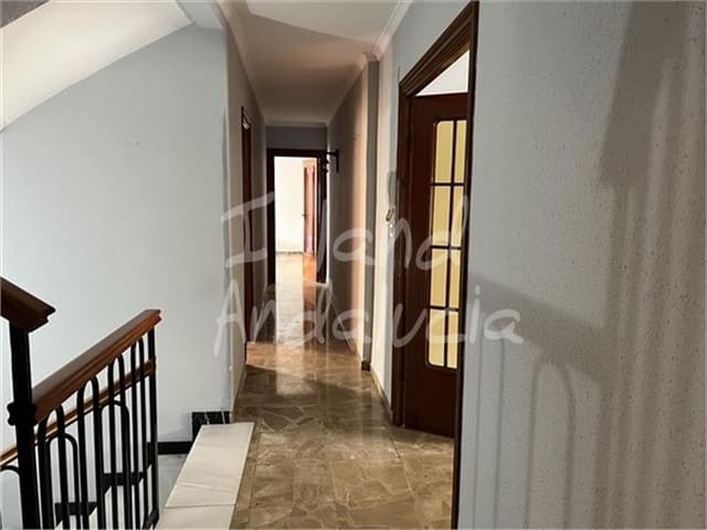 4 soveværelse Byhus til salg i Castillo de Locubín med garage - € 99.500 (Ref: 9047230)