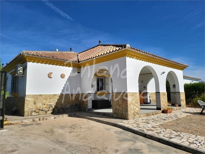 4 soveværelse Villa til salg i La Puebla de Cazalla med swimmingpool garage - € 249.950 (Ref: 9337352)