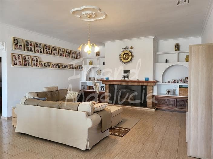 4 soveværelse Villa til salg i La Puebla de Cazalla med swimmingpool garage - € 249.950 (Ref: 9337352)