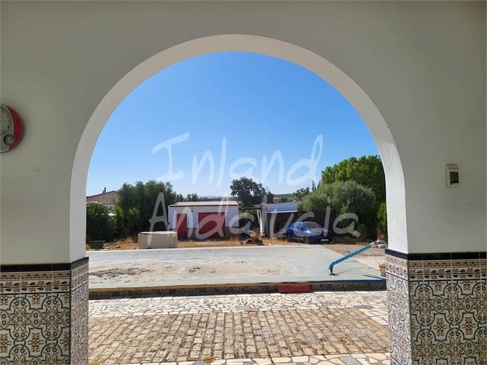 4 soveværelse Villa til salg i La Puebla de Cazalla med swimmingpool garage - € 249.950 (Ref: 9337352)