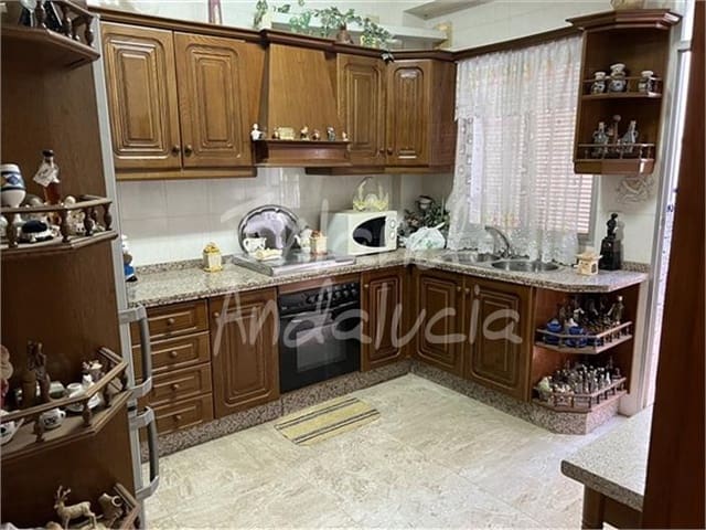 4 soveværelse Byhus til salg i Rute med garage - € 99.000 (Ref: 9348855)