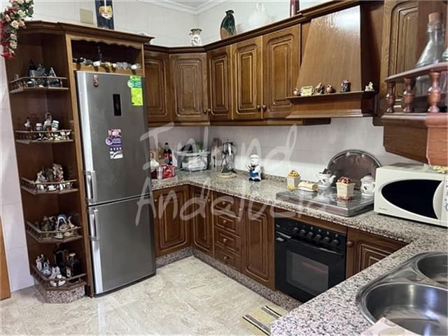 4 soveværelse Byhus til salg i Rute med garage - € 99.000 (Ref: 9348855)