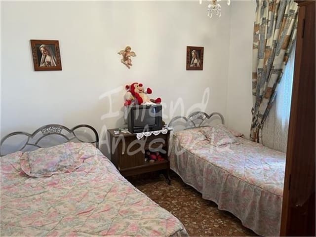 4 soveværelse Byhus til salg i Rute med garage - € 99.000 (Ref: 9348855)