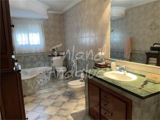 4 soverom Villa til salgs i Alcalá la Real med svømmebasseng garasje - € 389 000 (Ref: 9533045)