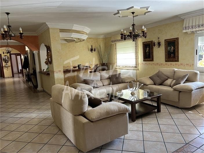 4 soverom Villa til salgs i Alcala la Real med svømmebasseng garasje - € 389 000 (Ref: 9533045)