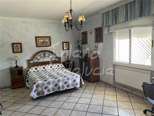 4 soverom Villa til salgs i Alcalá la Real med svømmebasseng garasje - € 389 000 (Ref: 9533045)