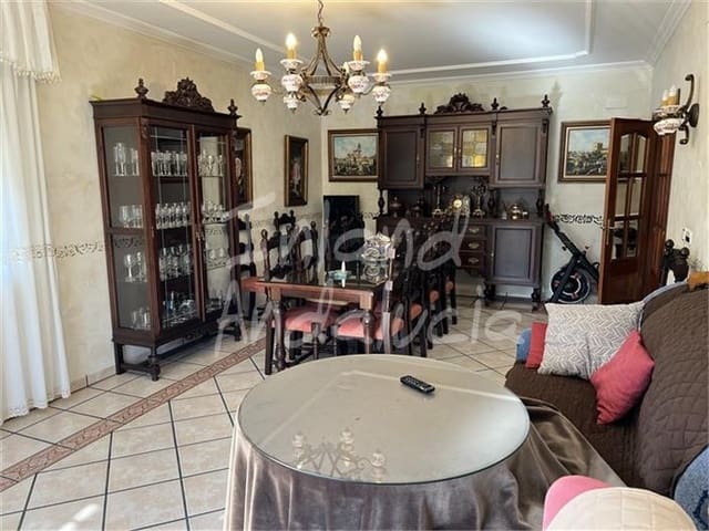 4 soverom Villa til salgs i Alcalá la Real med svømmebasseng garasje - € 389 000 (Ref: 9533045)