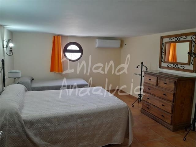 3 soveværelse Villa til salg i La Carlota med swimmingpool garage - € 350.000 (Ref: 9547409)