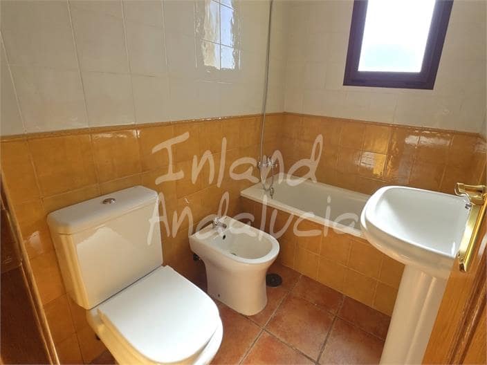 Apartamento de 2 habitaciones en Alcaucín en venta con piscina garaje - 99.000 € (Ref: 9550435)