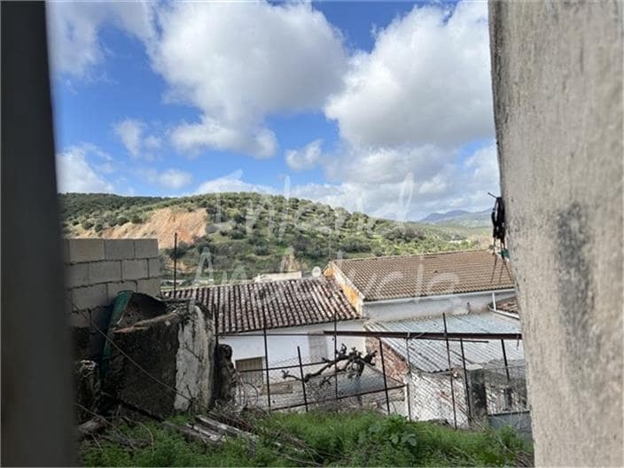 Casa de 4 habitaciones en Castillo de Locubín en venta con garaje - 24.000 € (Ref: 9598514)